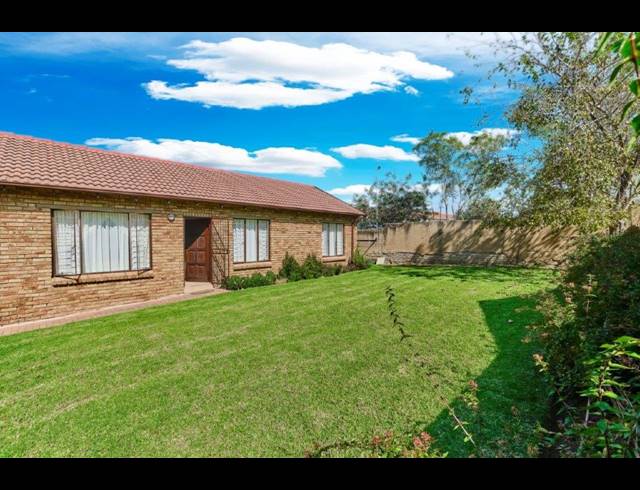 3 BEDROOM SECTIONAL TITLE RENTED IN NORTH RIDING